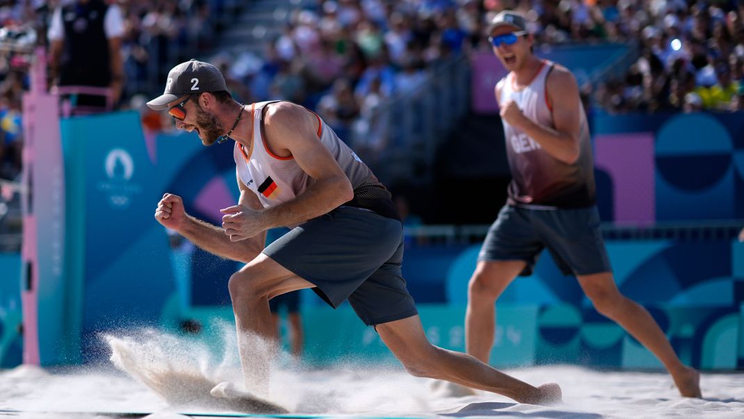 Die deutschen Beach-Volleyballer Nils Ehlers und Clemens Wickler haben bei den Olympischen Spielen das Finale erreicht.