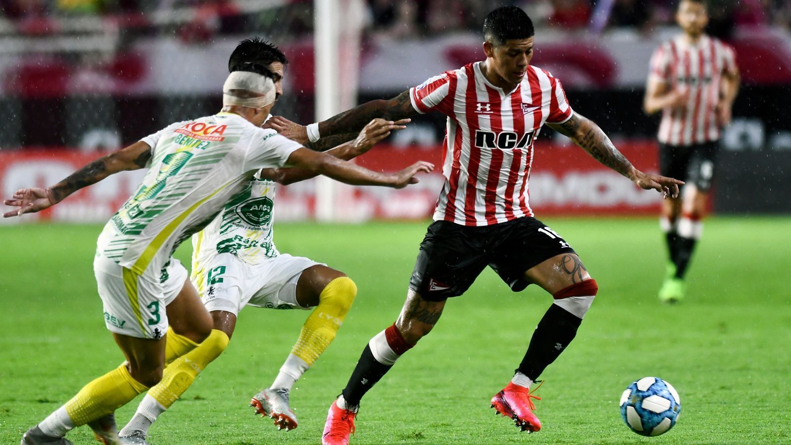 
                <strong>Marcos Rojo</strong><br>
                Mit dem argentinischen Verteidiger Marcos Rojo soll noch ein weiterer Routinier im Sommer 2020 weichen. Der 30-Jährige war von Jahresbeginn an bis Ende Juni in seine Heimat zu Estudiantes de La Plata verliehen und hat auch nur noch einen Vertrag bis 2021. Im Herbst kam Rojo für United lediglich zu neun Einsätzen. Den Defensivspieler, den ManUtd 2012 für kolportierte 20 Millionen Euro Ablöse von Sporting Lissabon holte, dürfte der englische Rekordmeister laut derzeitigem Vertrag angeblich mit einem Gehalt von 4,6 Millionen Euro entlohnen. 
              