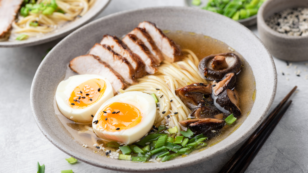 Rezept für japanische Nudelsuppe - so kochst du Ramen selbst!