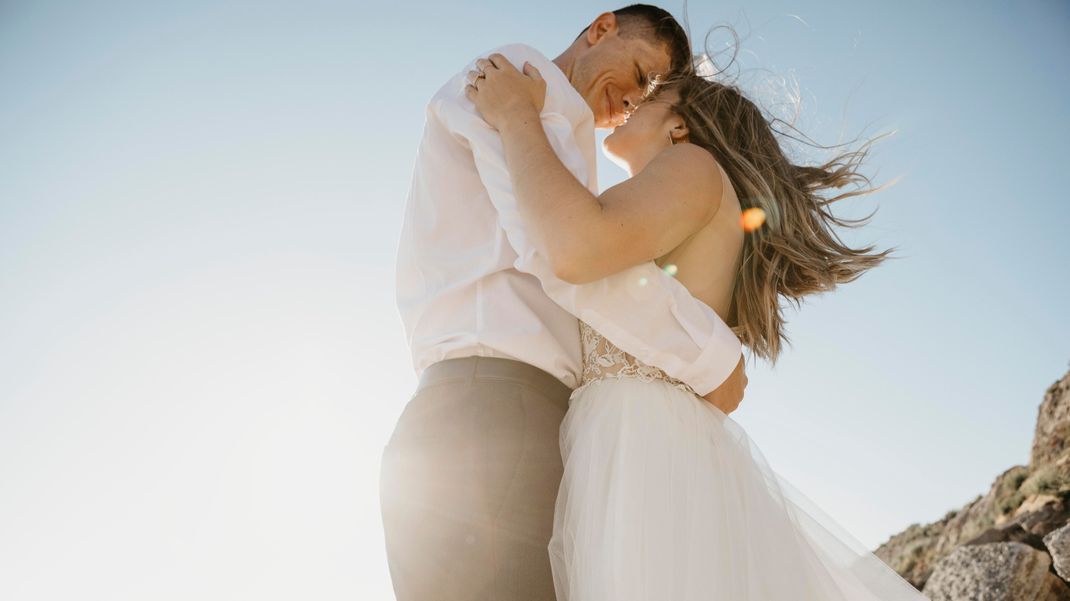 Eine Hochzeit in weiß? Für diese Sternzeichen kann es schon bald Realität werden.