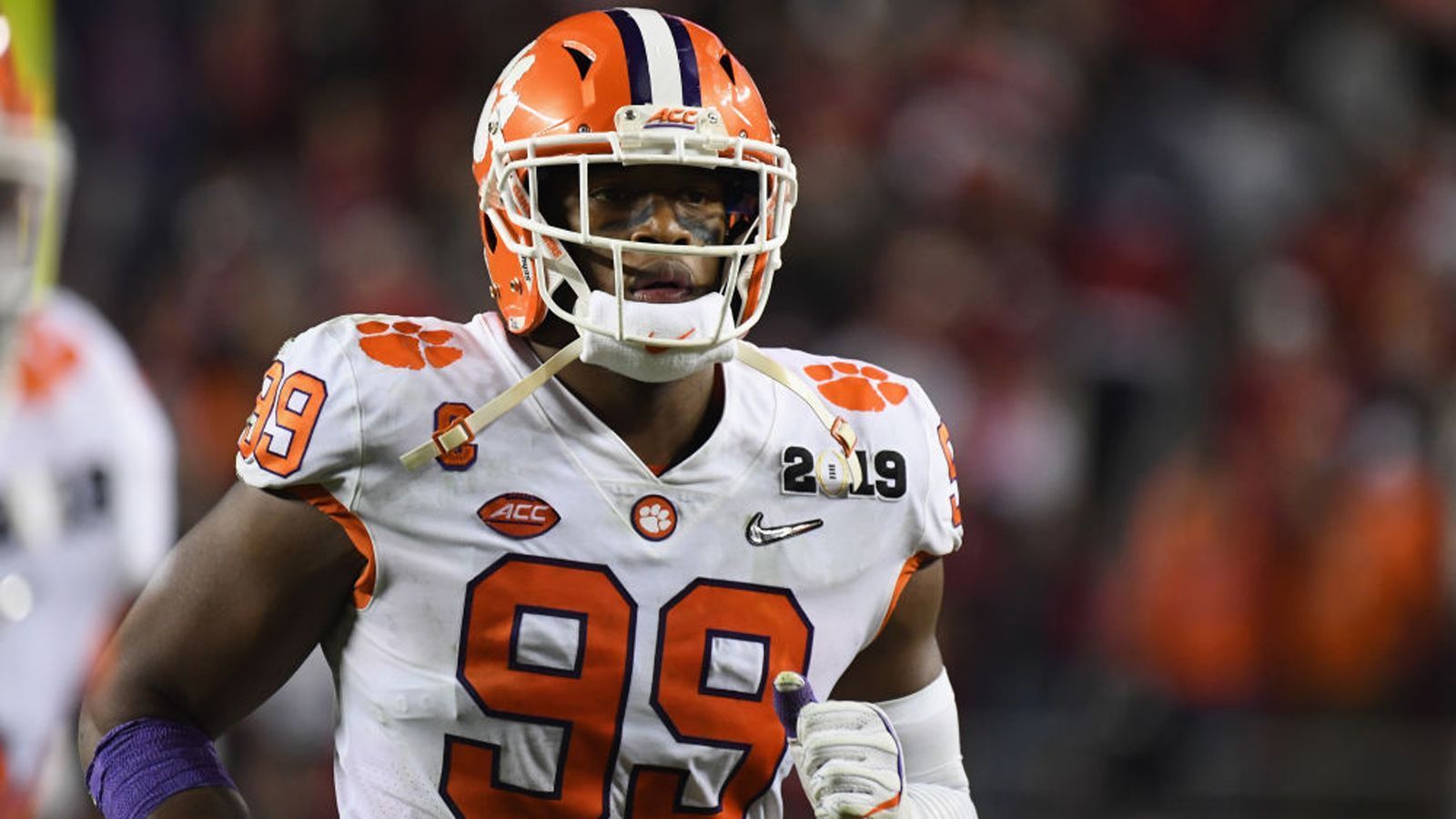 
                <strong>Clelin Ferrell (Clemson) </strong><br>
                Der Defensive End hätte sich bereits 2018 für den Draft anmelden können und wäre sicher in der ersten Runde gepickt worden. Er blieb allerdings noch ein Jahr am College, um mit seinen Kumpels aus der Defensive Line zum zweiten Mal die Meisterschaft zu gewinnen – mit Erfolg. Der 1,96 Meter große und 117 Kilogramm schwere Athlet kam alleine in der vergangenen Saison auf 55 Total Tackles, 20 Tackles for Loss und 11,5 Sacks. Er wurde zwei Mal in das First-All-American-Team gewählt, setzt den gegnerischen Quarterback ständig unter Druck und stoppt zudem früh das gegnerische Laufspiel.
              