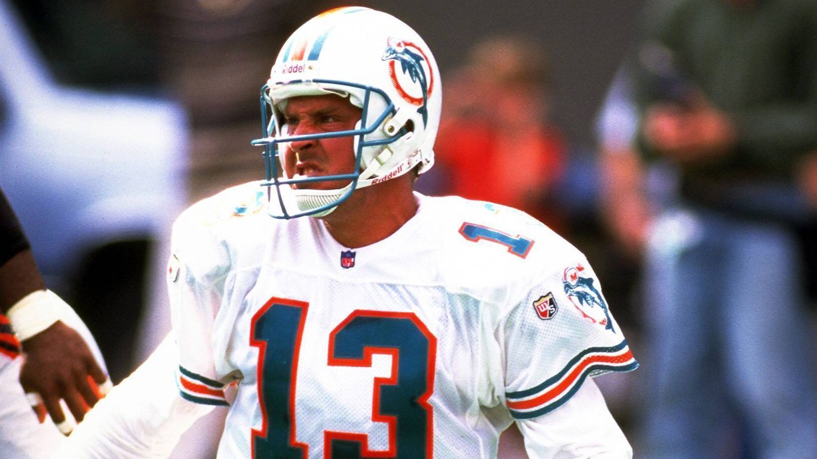 
                <strong>7. Dan Marino</strong><br>
                Teams: Miami Dolphins (1983 bis 1999)Spiele: 242Passing Yards: 61.361Completion Percentage: 59,4Touchdowns: 420Interceptions: 252
              