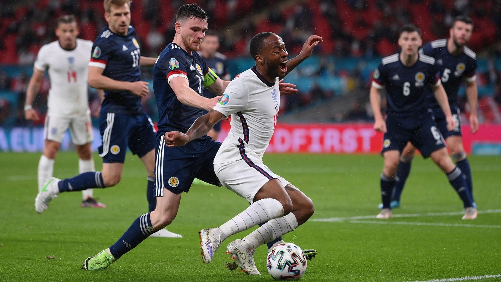 
                <strong>Robertson im Glück</strong><br>
                Glück für Schottland. Liverpool Andi Robertson steigt Raheem Sterling im Strafraum auf den Fuß - der Elfmeter-Pfiff bleibt aus. Wohl auch, weil der Ball ins Aus ging.
              