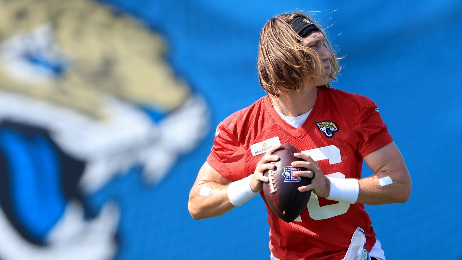 
                <strong>Jacksonville Jaguars: Details zum Millionen-Vertrag von Trevor Lawrence</strong><br>
                Bei den Rookies sollten die Gespräche schnell über die Bühne gehen. Eigentlich, denn durch den Rahmenvertrag steht im Vorfeld fest, wie viel Geld die NFL-Neulinge erhalten.
              