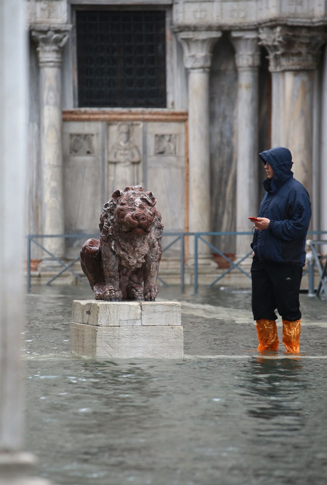 Dieser steinerne Löwe war dank seines Sockels sicher vor den Wassermassen.