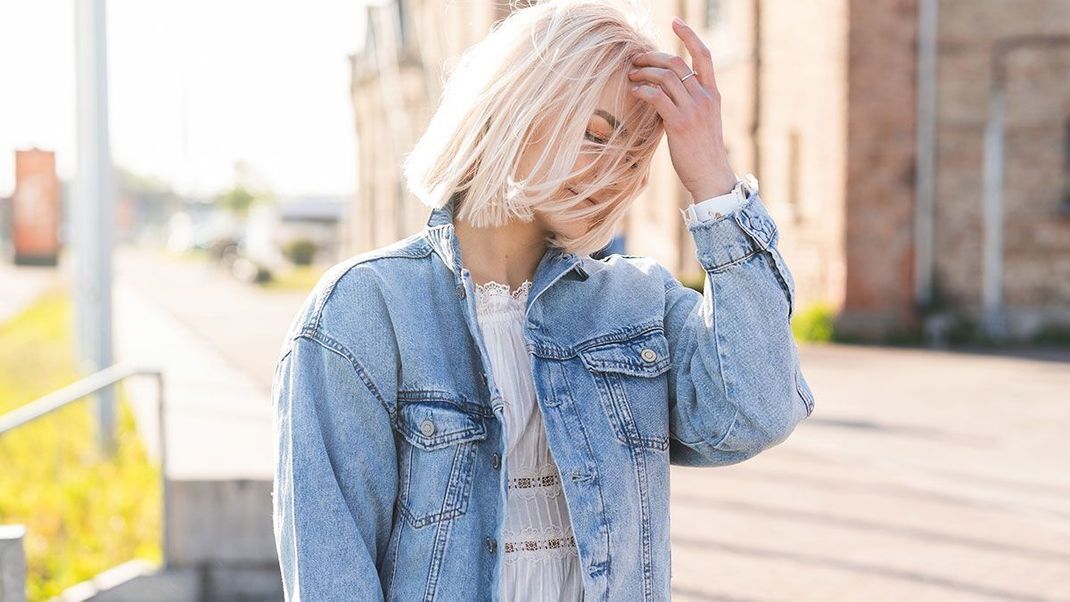 Strahlender Glanz für blondiertes Haar – wir haben die besten Pflegetipps und Beauty-Hacks für die Haircare-Routine.