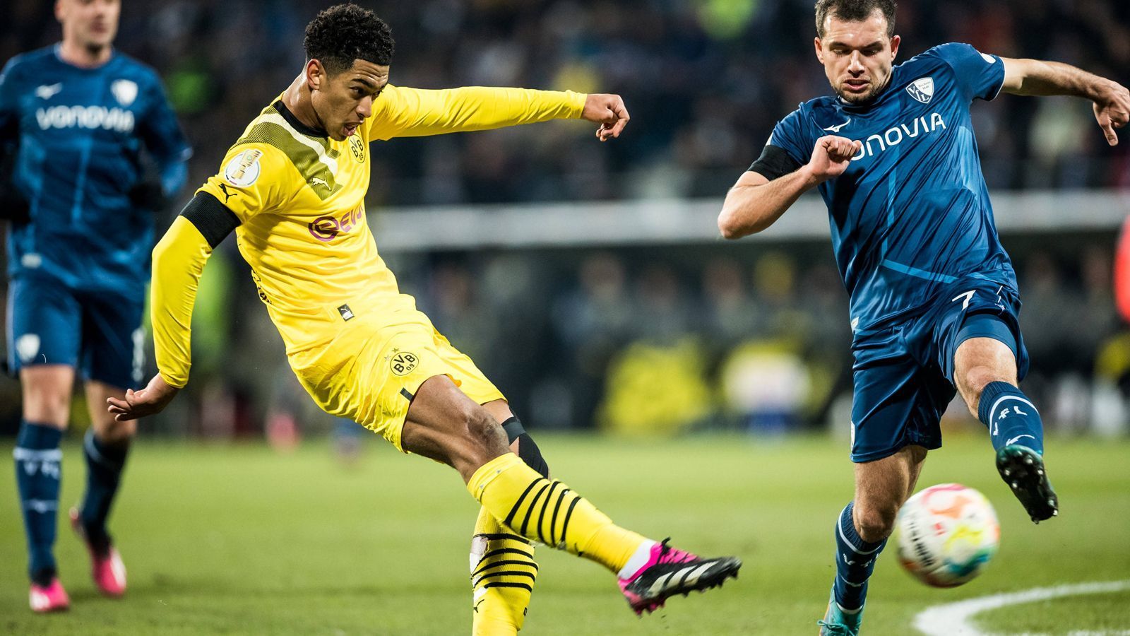 
                <strong>Jude Bellingham</strong><br>
                Der junge Engländer ist einmal mehr einer der stärksten Dortmunder. Das 2:1 für den BVB bereitet Jude Bellingham uneigennützig vor, spielt vor Keeper Riemann quer auf den mitgelaufenen Reus, anstatt selbst abzuschließen. ran-Note: 2
              