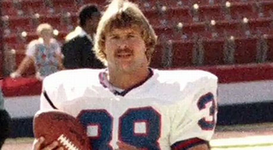 
                <strong>1983: RB John Tuggle, 335. Pick, New York Giants</strong><br>
                Er hat fraglos eine Menge Eindruck hinterlassen. Er wurde von den Giants 1983 ausgewählt und stand in seiner Rookie-Saison in allen Spielen auf dem Feld. Der Running Back erkrankte im Sommer 1984 jedoch an Krebs und verlor den Kampf im August 1986, fünf Monate vor dem Super-Bowl-Sieg der Giants, im Alter von nur 25 Jahren. Sein Team trug in der Saison seine Nummer 38 als Sticker auf den Helmen.
              
