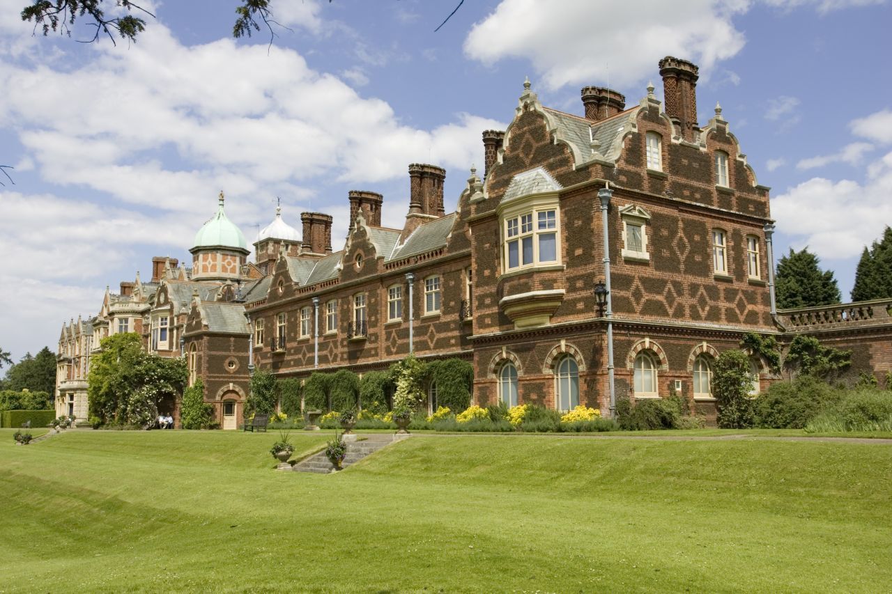 Auch das malerische  Sandringham House in der Grafschaft Norfolk gehört zum Privatbesitz der britischen Königsfamilie. Hier feierten die Queen und ihre Angehörigen traditionell ihr Weihnachtsfest.