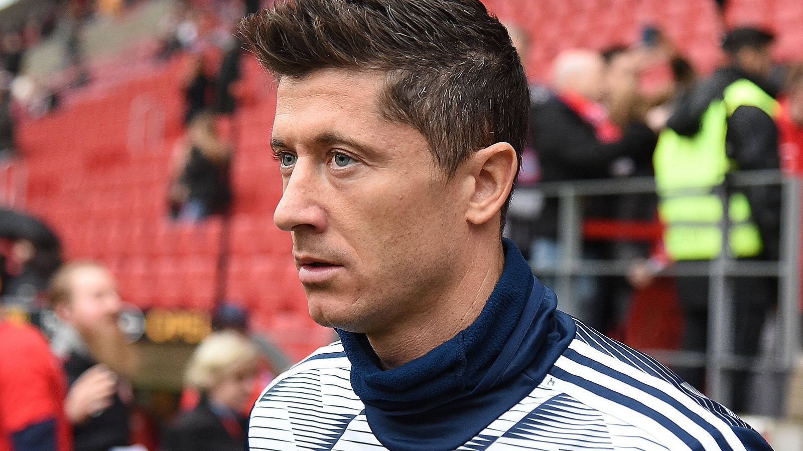 
                <strong>Die Karriere: Robert Lewandowski</strong><br>
                Lewandowski startete seine Profi-Karriere in Polen bei Lech Posen, im Sommer 2010 wechselte Lewy für eine Ablöse von 4,75 Millionen Euro zu Borussia Dortmund. Nach vier erfolgreichen Jahren zog der Stürmer 2014 ablösefrei zum großen Konkurrenten Bayern München weiter, bei dem er bis heute aktiv ist. Mit insgesamt 224 Bundesligatoren liegt der 31-Jährige auf dem dritten Platz der ewigen Torjägerliste, hinter Klaus Fischer (268) und Gerd Müller (365). Lewandowski ist somit aktuell der erfolgreichste ausländische Torjäger der Bundesliga-Geschichte.
              