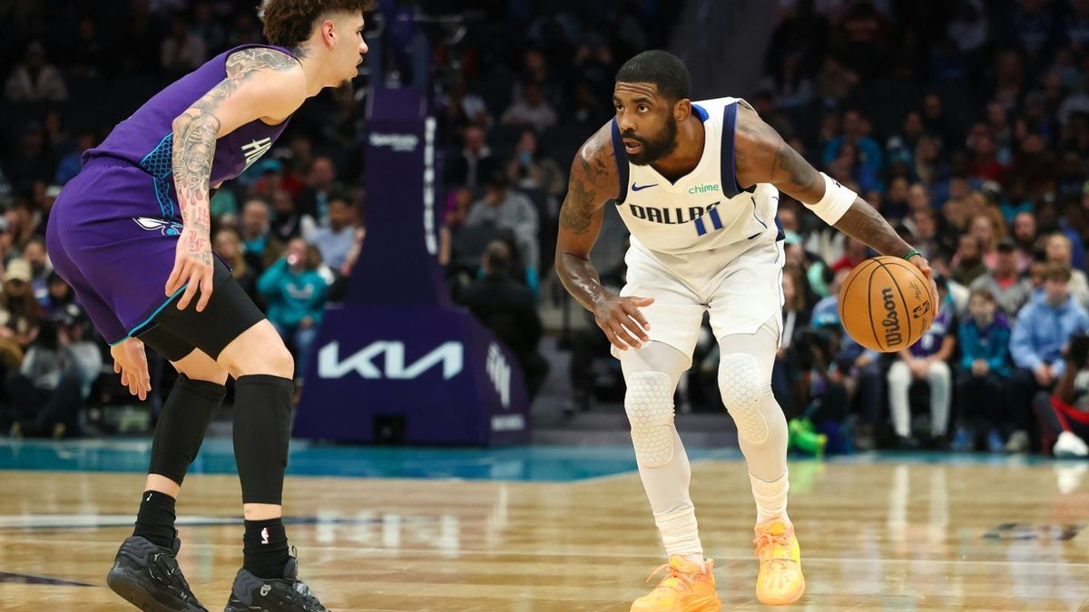 Kyrie Irving gegen Charlottes LaMelo Ball