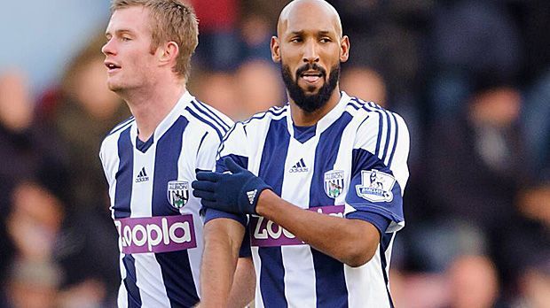 
                <strong>Anelkas spezieller Gruß</strong><br>
                Die Eklat-Akte von Nicolas Anelka ist prächtig gefüllt. Einen besonders heftigen Fehltritt leistet sich das "enfant terrible" während seiner Zeit bei West Bromwich Albion. In der Premier-League-Saison 13/14 bejubelt Anelka einen Treffer gegen West Ham United mit dem so genannten Quenelle-Gruß - dieser geht zurück auf einen französischen Komiker, der mehrmals wegen antisemitischer Parolen verurteilt wird. Anelka kassiert eine Sperre für fünf Spiele und muss 80.000 Pfund Strafe bezahlen.
              