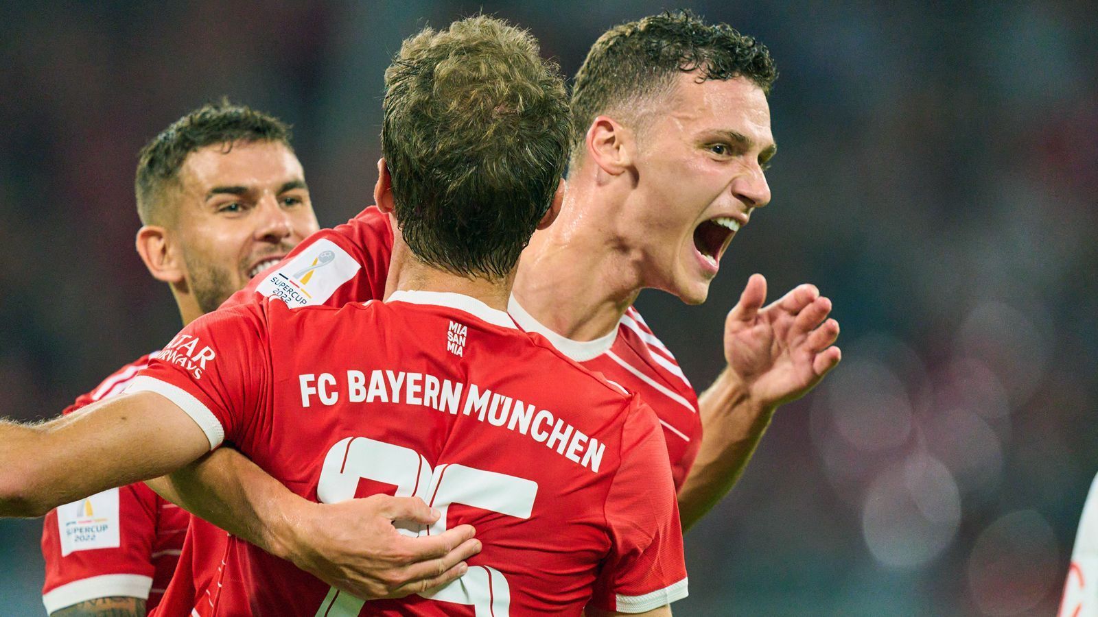 
                <strong>Benjamin Pavard</strong><br>
                Auf seiner rechten Abwehrseite lange kaum gefordert. Macht dicht, wenn Lücken entstehen und schaltet sich in die bayerische Offensive ein, wenn sich die Möglichkeiten dafür ergeben. Spielt dabei lange eher unauffällig, trumpft dann aber in der 45. Minute richtig auf, als er eine Vorlage von Jamal Musiala im Leipziger Strafraum zum 3:0 für die Bayern verwertet. Im zweiten Durchgang verliert er dann das Kopfballduell gegen Marcel Halstenberg, der dadurch auf 1:3 verkürzen kann. Eine Szene, in der der Franzose nicht wirklich gut aussieht. Zu allem Überfluss verursacht er in der 76. Minute mit einem komplett unnötigen Foul auch noch einen Elfmeter, den Leipzigs Christopher Nkunku sicher zum 2:4 verwandelte. Ein Tor gemacht, zwei verursacht. Ein mehr als durchwachsener Abend für Pavard, der in München sowieso schon als Verkaufskandidat gilt. ran-Note: 4
              