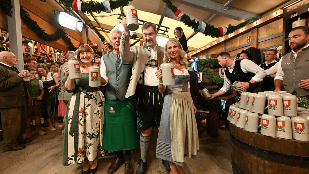 Der bayerische Ministerpräsident Markus Söder kommt in neuem Outfit auf die Wiesn.