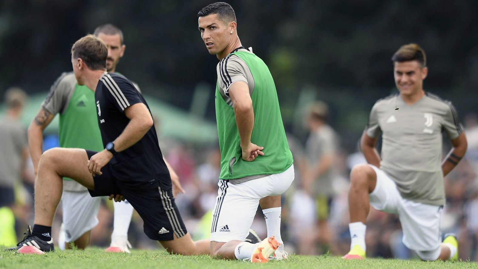 
                <strong>Juventus Turin: So lief das CR7-Debüt</strong><br>
                Ganz entspannt, kein Schimmer von "Anfangsnervosität". Während des Aufwärmens hatte der mehrmalige Weltfußballer schon mal Zeit, um sich etwas genauer umzuschauen.
              