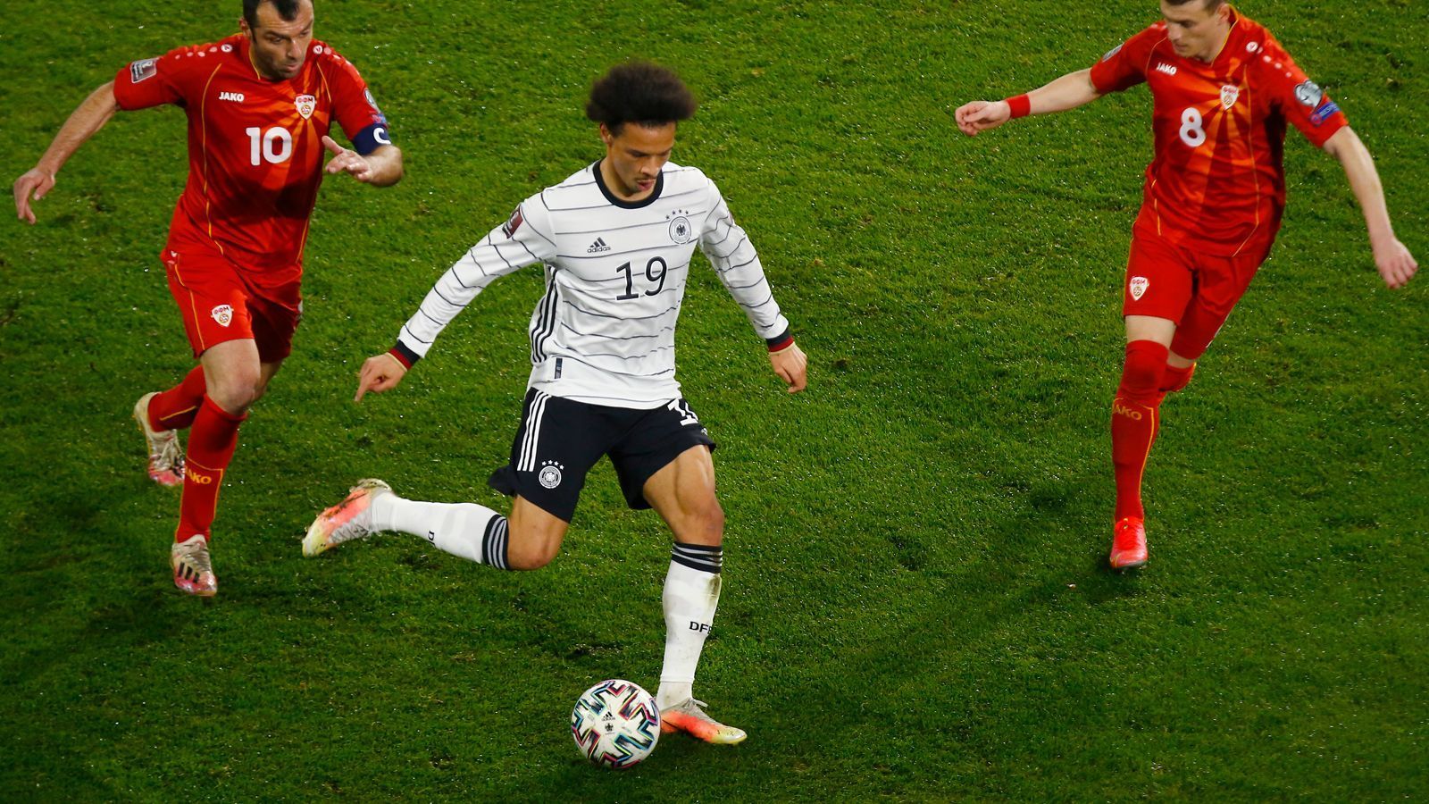 
                <strong>Leroy Sane </strong><br>
                Bei der WM 2018 wurde Leroy Sane etwas überraschend nicht für den Kader berücksichtigt, nun aber ist der Bayern-Star im EM-Aufgebot dabei und wird sein ersten Endrunden-Turnier bestreiten. Im DFB-Team kam der Flügelflitzer bislang zu 28 Einsätzen, in denen Sane sechs Treffer gelangen. 
              