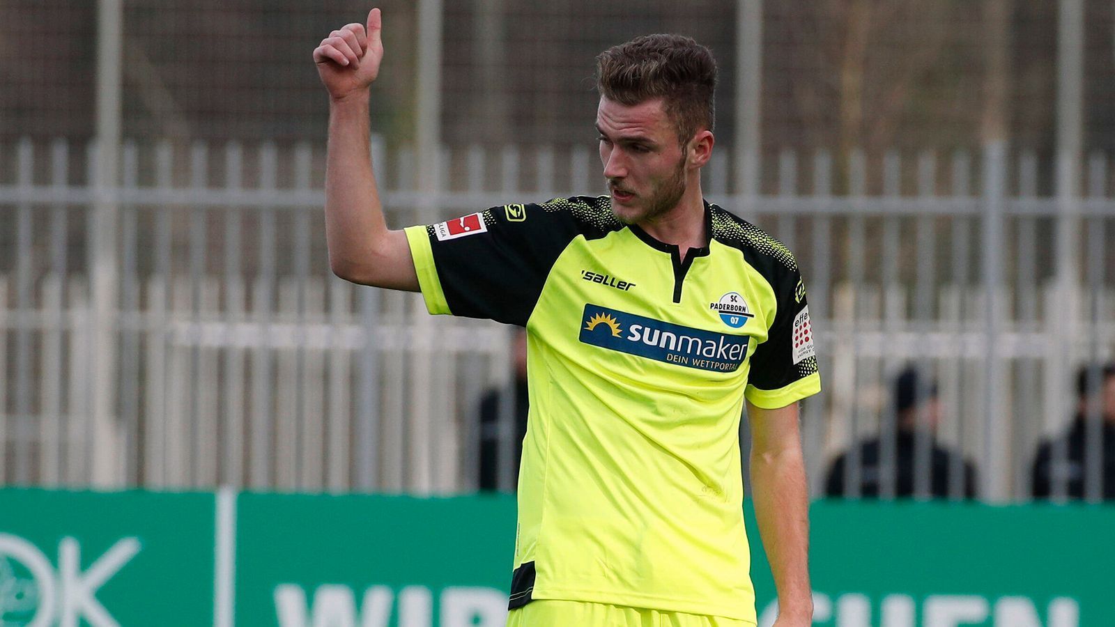 
                <strong>Dennis Srbeny (SC Paderborn)</strong><br>
                Der SC Paderborn geht mit zwölf Punkten als Schlusslicht in die Bundesliga-Rückrunde, doch der Kader des Aufsteigers hat sich bislang kaum verändert. Die Ostwestfalen gaben lediglich die Rückkehr von Stürmer Dennis Srbeny vom Premier-League-Aufsteiger Norwich bekannt. Der 25-Jährige spielte bis Anfang 2018 bereits einmal für den SCP, bevor ihn die Engländer verpflichteten. Nach dem Aufstieg von Norwich spielte er auf der Insel aber keine Rolle mehr und kehrte deshalb nach Paderborn zurück. Srbeny unterschrieb bis 2022 und könnte möglicherweise schon beim Rückrunden-Auftakt gegen Leverkusen in der Startelf stehen. 
              