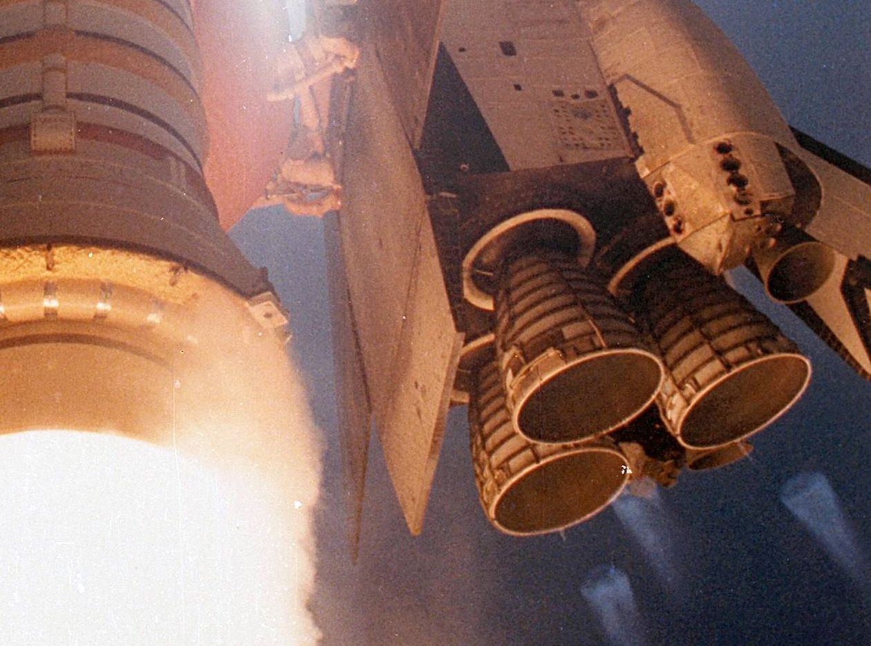 Historisch: Bei den Raketenmotoren der "SLS" handelt es sich um die Original-Aggregate aus dem Spaceshuttle. Sie werden nun in der "SLS" eingesetzt, um Kosten zu sparen. Da nur noch 16 übrig sind, reichen sie also für maximal 4 "SLS"-Flüge. Ab dann braucht die NASA neue Motoren. 