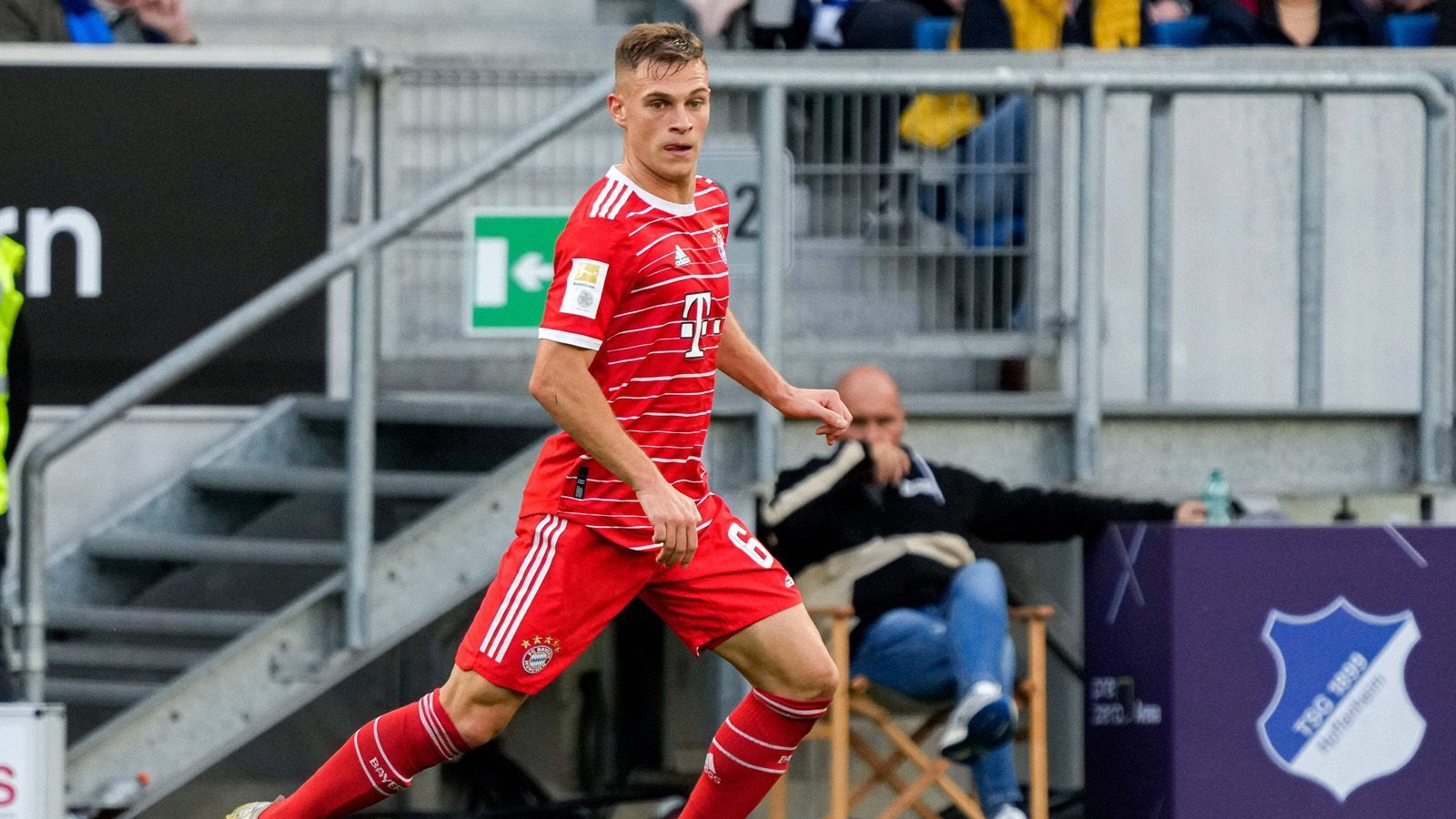 
                <strong>Joshua Kimmich (FC Bayern)</strong><br>
                Kimmich musste in der Hinrunde Kritik von mehreren Experten wie Markus Babbel oder Philipp Lahm einstecken, weil er nach ihrer Meinung defensiv nicht gut mitarbeitet. Bei der Nationalmannschaft ist er allerdings genauso unumstritten wie beim FC Bayern. Die einzige Frage ist, ob er im defensiven Mittelfeld oder möglicherweise doch als Rechtsverteidiger aufläuft.
              