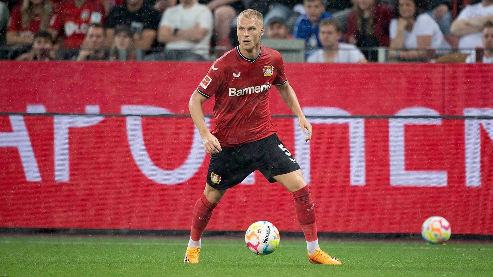 <strong>Mitchel Bakker </strong><br>
                Bayer Leverkusen bleibt in diesen Tagen auf dem Transfermarkt sehr aktiv. Nachdem sich die Werkself mit Jonas Hofmann und Granit Xhaka verstärkt hat, gibt sie nun Mitchel Bakker zu Atalanta Bergamo ab. Für kolportierte zehn Millionen Euro plus Bonuszahlungen schließt sich der 23-jährige Niederländer dem italienischen Klub an.