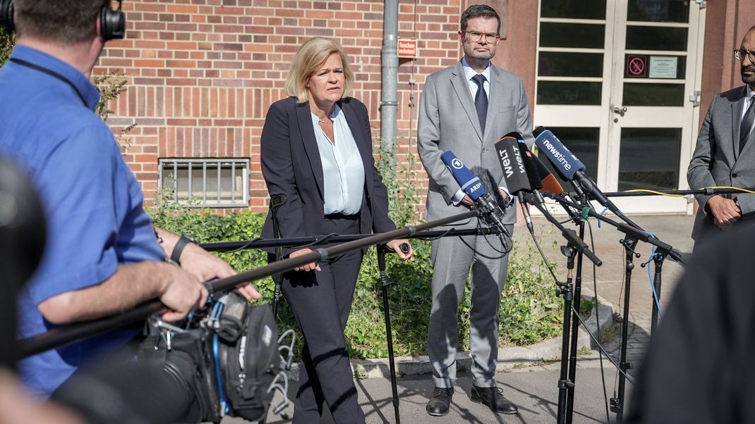 Nancy Faeser (SPD) und Marco Buschmann (FDP) geben nach dem Anschlag mit mehreren Toten auf dem Solinger Stadtfest eine kurze Pressekonferenz.