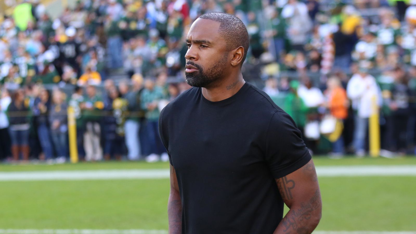 
                <strong>Charles Woodson (Cornerback/Safety)</strong><br>
                Es gibt nicht viele Lebensläufe, die sich beeindruckender lesen als der von Charles Woodson: neun Pro Bowls, viermal All-Pro, Defensive Rookie of the Year 1998, Defensive Player of the Year 2009, All-Deacade Team der 2000er, zweimal Interception-Leader der NFL. 1998 von den Oakland Raiders an Position vier gedraftet, feierte Woodson seinen größten Erfolg mit den Green Bay Packers 2010 im Super Bowl gegen Pittsburgh.
              