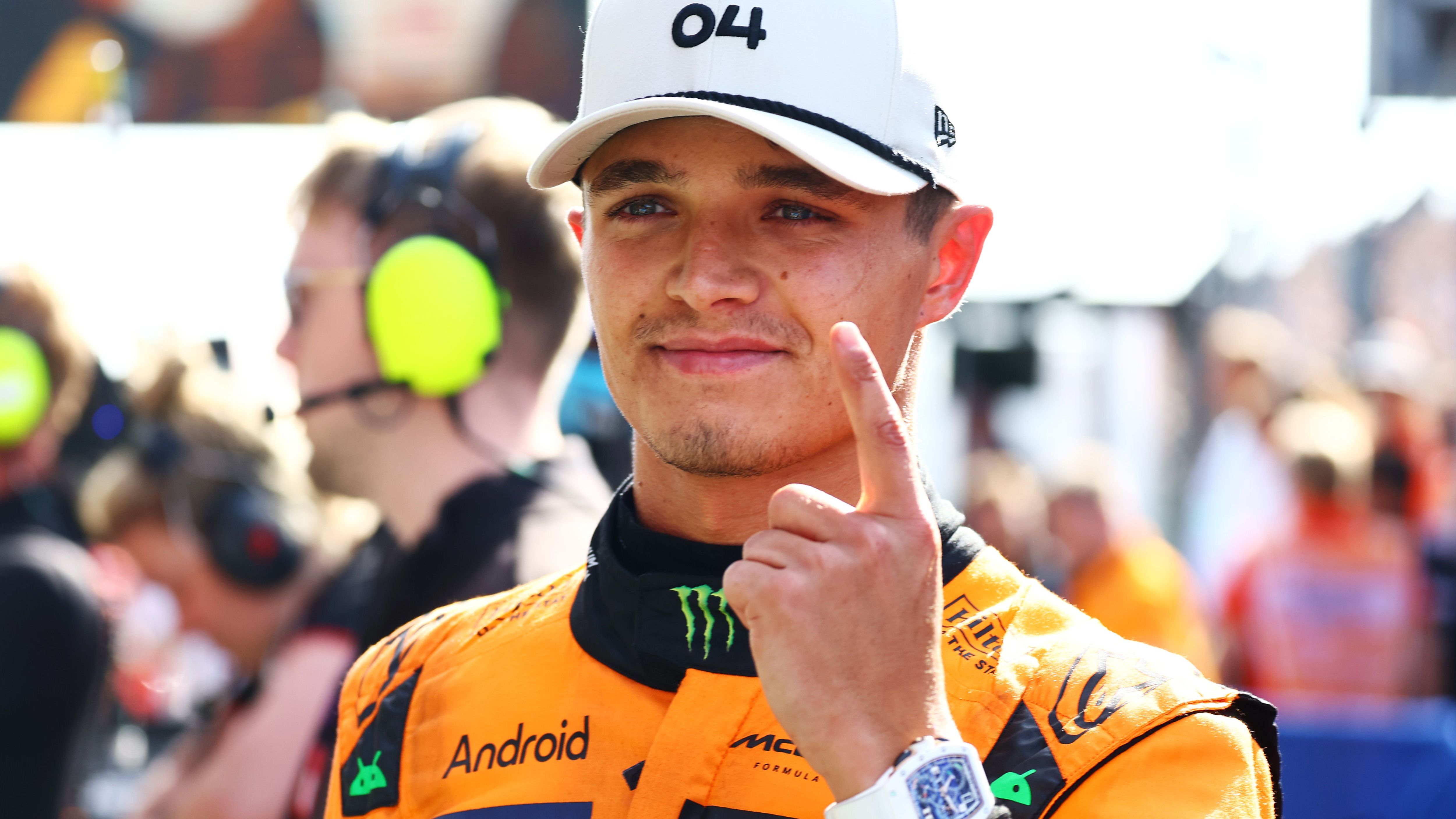 <strong>Gewinner: Lando Norris<br></strong>Endlich der zweite Saisonsieg für Norris! Nach einem verhunzten Start bleibt der Brite cool, lauert hinter Verstappen und braucht dann nicht einmal einen Undercut, um an die Spitze zu ziehen. Danach spielt er die Überlegenheit des McLaren clever aus, ohne sich die Reifen zu ruinieren. So ist in der letzten Runde auch noch eine Purple Lap drin. Rundum gelungener Sonntag.