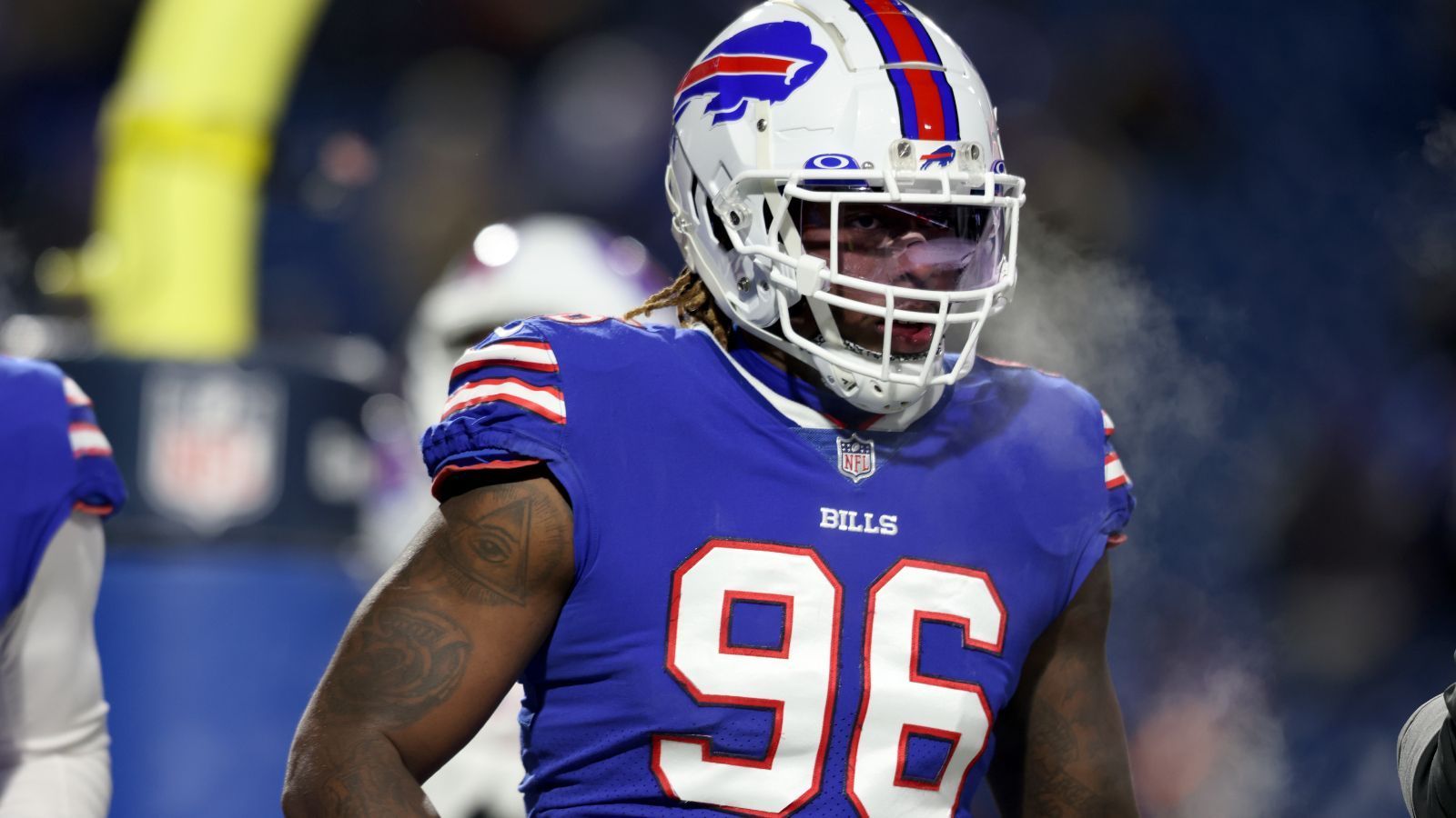 
                <strong>Buffalo Bills (AFC East): Boogie Basham</strong><br>
                Eine Schwäche der Buffalo Bills im Jahr 2020 war der Pass Rush, auch deshalb haben sie sich im Draft 2021 unter anderem mit Defensive End Boogie Basham verstärkt. Zwar absolvierte er in seinem Rookie-Jahr nur acht Spiele, mit 14 Tackles und zweieinhalb Sacks machte er jedoch auf sich aufmerksam. Wenn Basham fit bleibt, dann sind ihm mit Von Miller auf der anderen Seite der Defensive Line deutlich höhere Zahlen zuzutrauen.
              