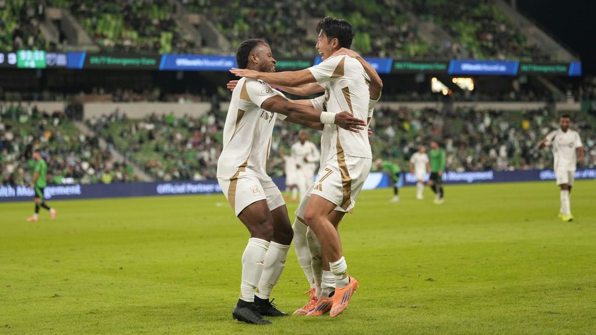 Ebobisse (l.) und Son jubeln gemeinsam