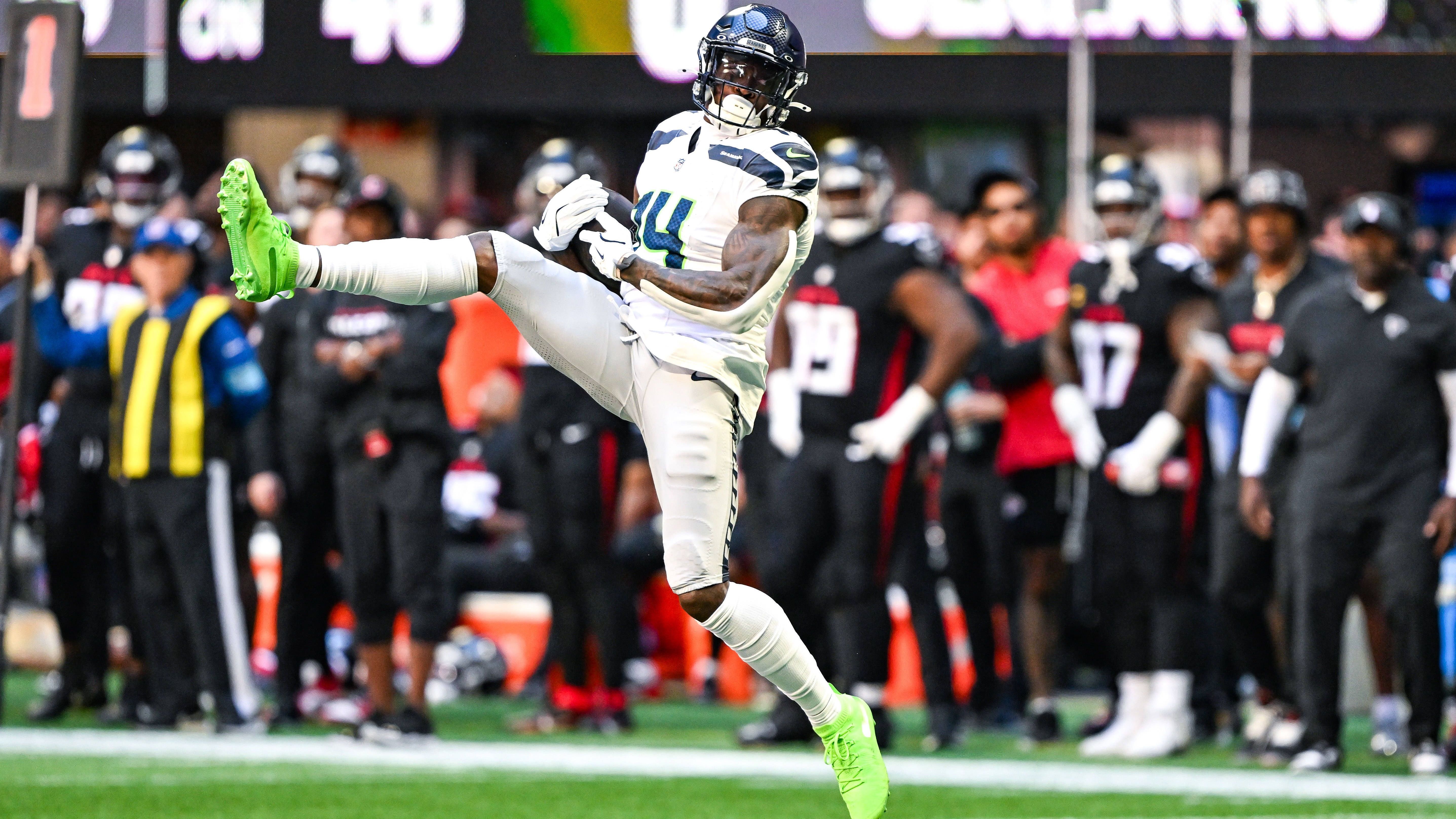 <strong>D.K. Metcalf (Seattle Seahawks)</strong><br>Wie NFL-Insider Adam Schefter erfahren hat, hat Wide Receiver D.K. Metcalf beim <a target="_blank" href="https://www.ran.de/sports/american-football/nfl/videos/nfl-highlights-blowout-seahawks-rupfen-falcons?from=/sports/american-football/nfl/spielplan">34:14-Erfolg gegen die Atlanta Falcons </a>eine Zerrung des medialen Seitenbandes im Knie (MCL) erlitten - im dritten Viertel musste der 31-Jährige vom Feld. Die Ausfallzeit des Passempfängers lässt sich schwer einschätzen - er soll "Woche für Woche" beurteilt werden.