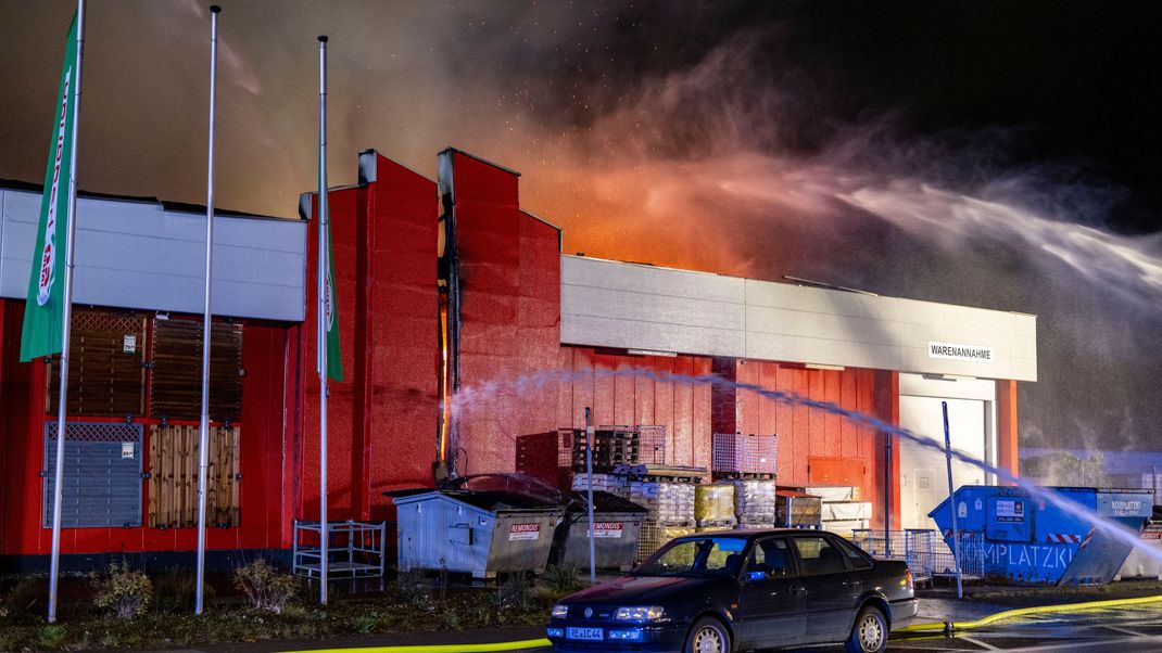 Kurz nach Ladenschluss brennt ein Baumarkt in Castrop-Rauxel im nördlichen Ruhrgebiet lichterloh.