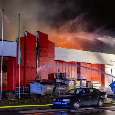 Kurz nach Ladenschluss brennt ein Baumarkt in Castrop-Rauxel im nördlichen Ruhrgebiet lichterloh.