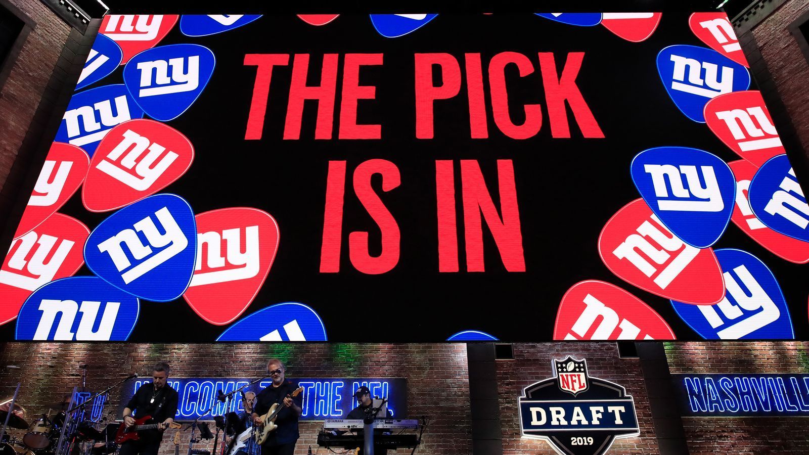 
                <strong>New York Giants</strong><br>
                1. Runde, Pick 4: OT Andrew Thomas2. Runde, Pick 36: S Xavier McKinney3. Runde, Pick 99 (Compensatory Pick): OT Matt Peart4. Runde, Pick 110: CB Darnay Holmes5. Runde, Pick 150: G Shane Lemieux6. Runde, Pick 183: LB Cameron Brown7. Runde, Pick 218: DE Carter Coughlin7. Runde, Pick 238: LB T.J. Brunson7. Runde, Pick 247 (Compensatory Pick): CB Chris Williamson7. Runde, Pick 255 (Compensatory Pick): LB Tae Crowder
              