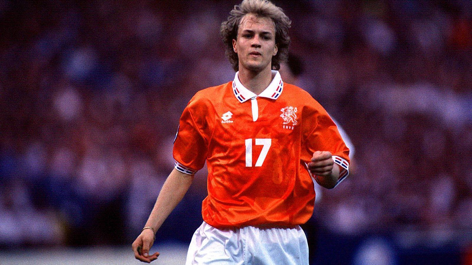 
                <strong>Jordi Cruyff </strong><br>
                Auch in Sohn Jordis Vita stehen große Vereine wie FC Barcelona und Manchester United oder auch Deportivo Alavés. Mit letzterem Verein erreichte er 2001 das UEFA-Pokal-Finale gegen Liverpool. 2012 heuerte er als Sportdirektor bei Maccabi Tel Aviv an, führte den Klub zu zwei Meisterschaften. Kurze Zeit fungierte Cruyff sogar als Interimstrainer der Israelis, ehe er sich quasi selbst entließ. Seine Weltreise ging anschließend mit Trainerposten in China sowie als ecuadorianischer Nationaltrainer weiter, ehe er zu Shenzhen ins Reich der Mitte zurückkehrte. Mittlerweile ist der 47-jährige Jordi Cruyff Berater des Managements beim FC Barcelona.
              