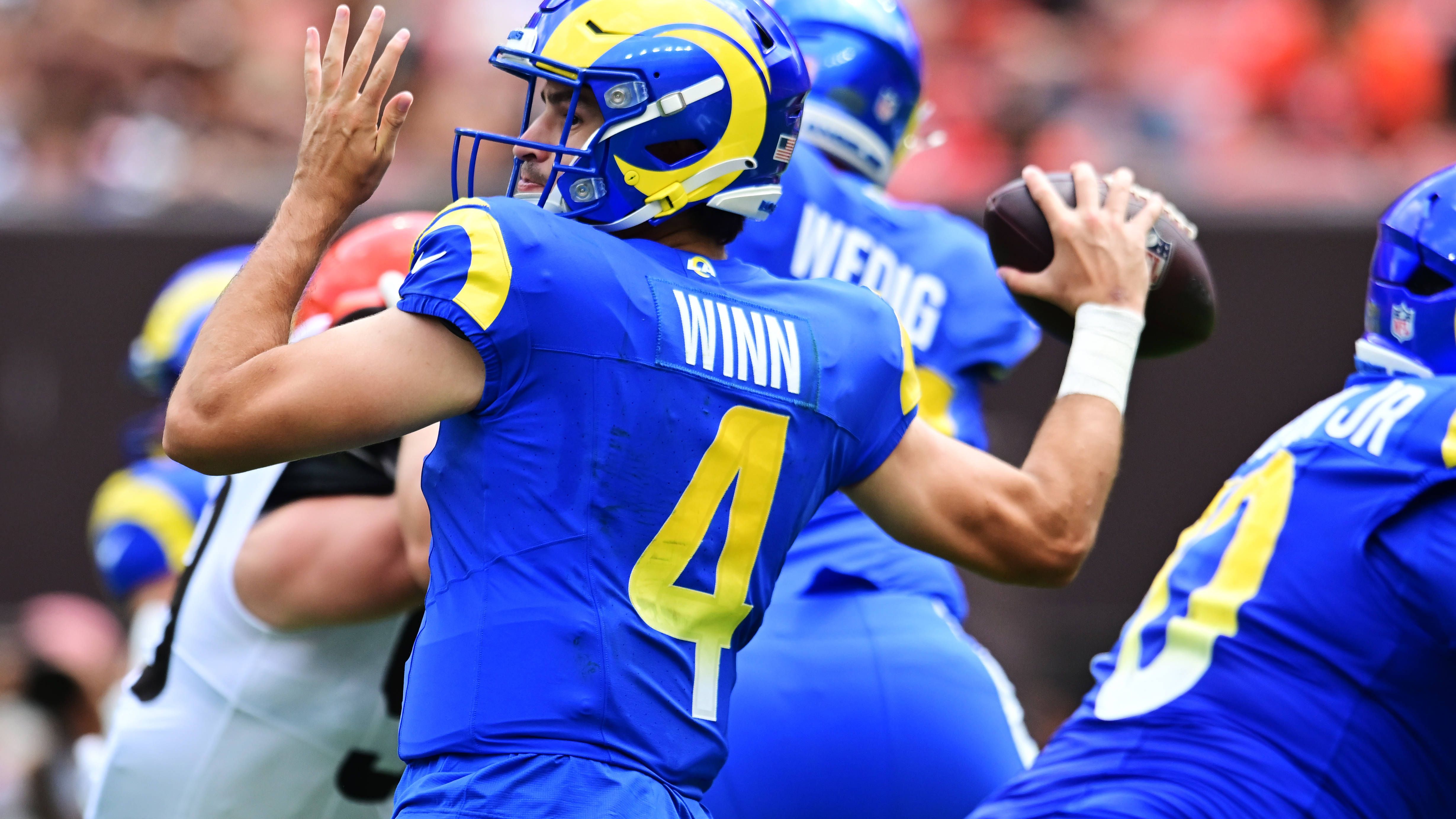<strong>Los Angeles Rams</strong><br>Typische Sean McVay-Vorbereitung. Bilanz: 2-1. Die Starter haben Pause, die Reservisten dürfen glänzen. Positiv: Matthew Stafford kurierte seine hartnäckige Rückenverletzung aus und ist zurück im Training. Stetson Bennett war der Preseason-QB der Rams und brachte 68,8 Prozent seiner Pässe an. Für 512 Yards, fünf Touchdowns und zwei Interceptions. Er ist zwar schon 27 Jahre alt, aber damit eine gute Alternative neben Stafford und Jimmy Garoppolo. Auch Running Back Blake Corum spielte gut auf. Durch wenig Starter auf der Preseason-Bühne sind die Rams schwer zu greifen.<br><strong>Note: 2-</strong>