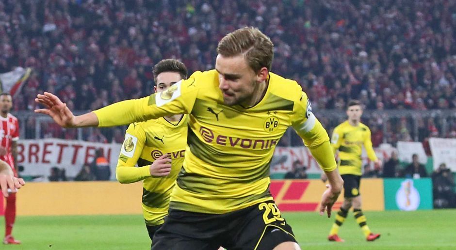 
                <strong>Marcel Schmelzer</strong><br>
                Der Kapitän ist meistens defensiv gebunden – und er demonstriert einmal mehr, dass die Abwehrarbeit nicht zu seinen Stärken zählt. Bei der Jagd auf Müller vor dem 0:2 rennt er beinahe Toprak über den Haufen. Als der BVB dann auch die Offensive für sich entdeckt, blüht auch Schmelzer auf. ran-Note: 4
              