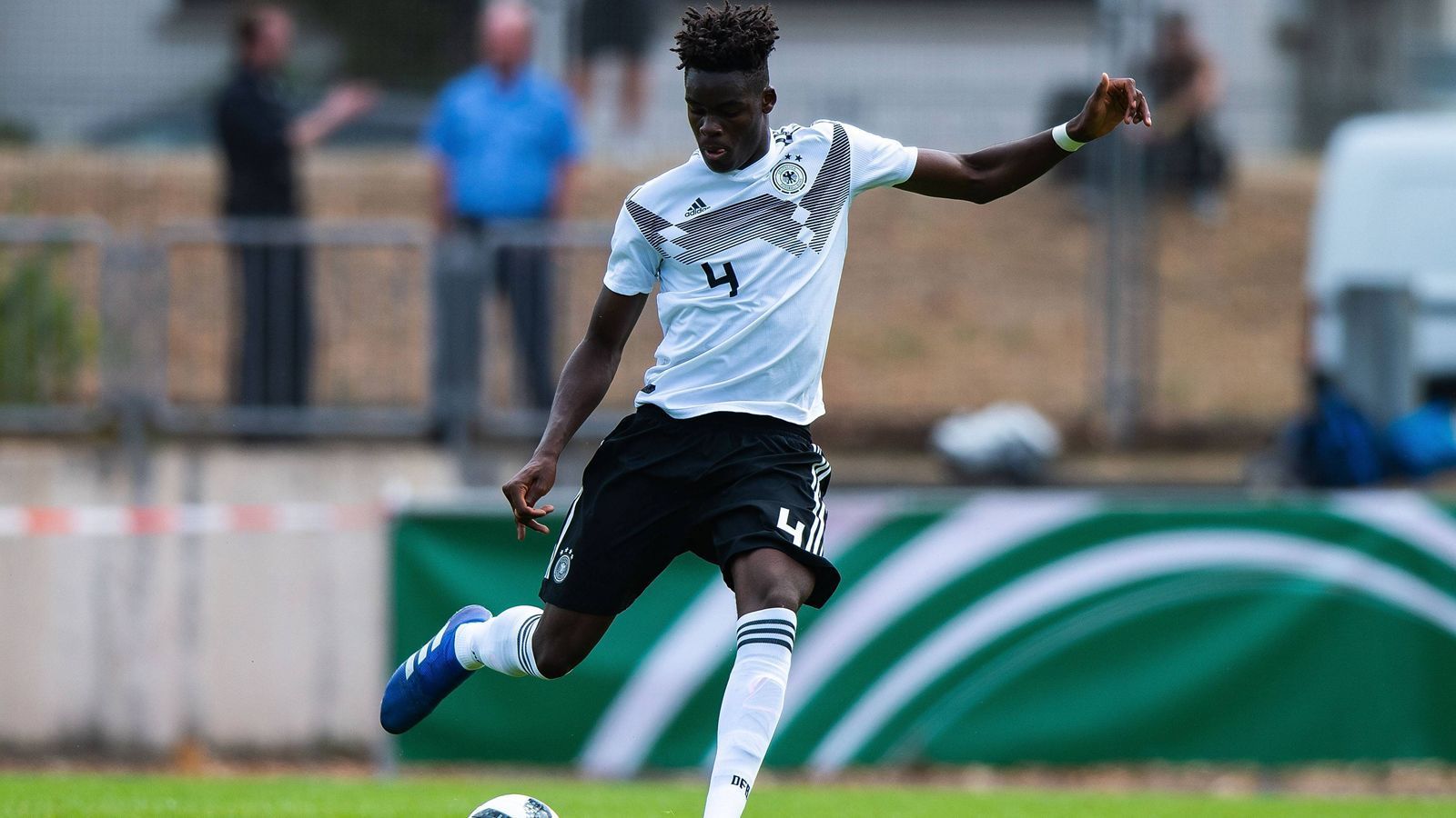 
                <strong>Yann-Aurel Bisseck (Innenverteidiger, Roda JC Kerkrade)</strong><br>
                Alter: 18Spiele in der U20: -Spiele für 1. Mannschaft des Vereins: - (Leihgabe des 1. FC Köln, dort 3 Profieinsätze)
              