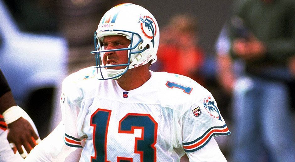 
                <strong>Dan Marino (Miami Dolphins, 1993)</strong><br>
                In Week 6 feierte das Team aus Florida zwar ein 24:14 bei den Cleveland Browns, musste den vierten Saisonsieg im fünften Spiel aber teuer bezahlen. Denn Marino riss sich die Achillessehne und musste die Saison frühzeitig beenden. Mit einer 9-7-Bilanz scheiterten die Dolphins ohne den Hall of Famer am Unternehmen Playoff-Teilnahme.
              