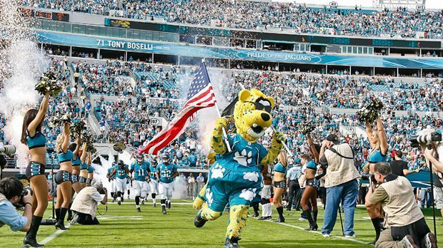 
                <strong>Jaxson de Ville (Jacksonville Jaguars)</strong><br>
                Curtis Dvorak spielte von 1996 bis 2015 Jaxson de Ville, das Jaguar-Maskottchen des Football-Teams Jacksonville Jaguars. 2010 hatte er während der Ebola-Epidemie in Afrika im Spiel gegen die Pittsburgh Steelers eine wenig glorreiche Idee. In der einen Hand hielt er das berühmte gelbe Handtuch der Steelers ("Terrible Towel"), in der anderen ein selbst beschriebenes Plakat mit den Worten "Towels carry Ebola" ("Handtücher übertragen Ebola"). Die Folge waren ein Shitstorm und ein Anpfiff durch die Franchise.
              