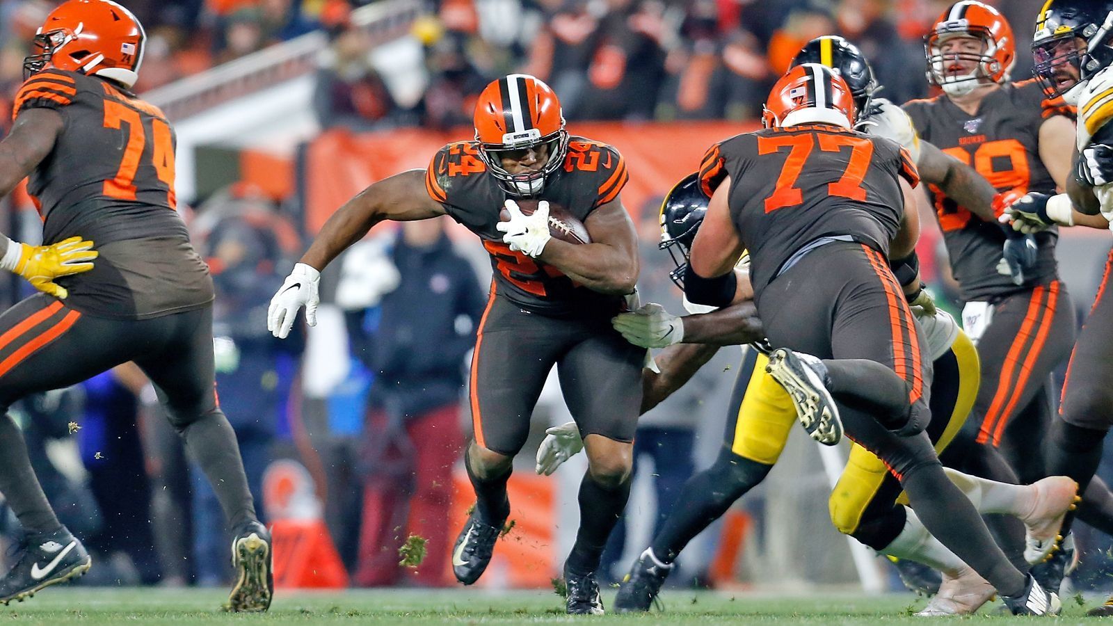 
                <strong>Rushing Offense: Cleveland Browns</strong><br>
                Die Browns haben mit Nick Chubb einen absoluten Top-Running-Back in ihren Reihen, der mit der schwachen Laufverteidigung der Dolphins keine Probleme haben sollte. Der 23-Jährige läuft im Schnitt für fünf Yards pro Versuch. Hinzu kommt auch noch die Option Kareem Hunt. Der ehemalige Top-Rusher der Kansas City Chiefs überzeugte in seinen ersten beiden Auftritten für die Browns noch nicht, lief nur für 42 Yards bei zehn Versuchen. Gegen die Dolphins könnte der Knoten platzen.
              