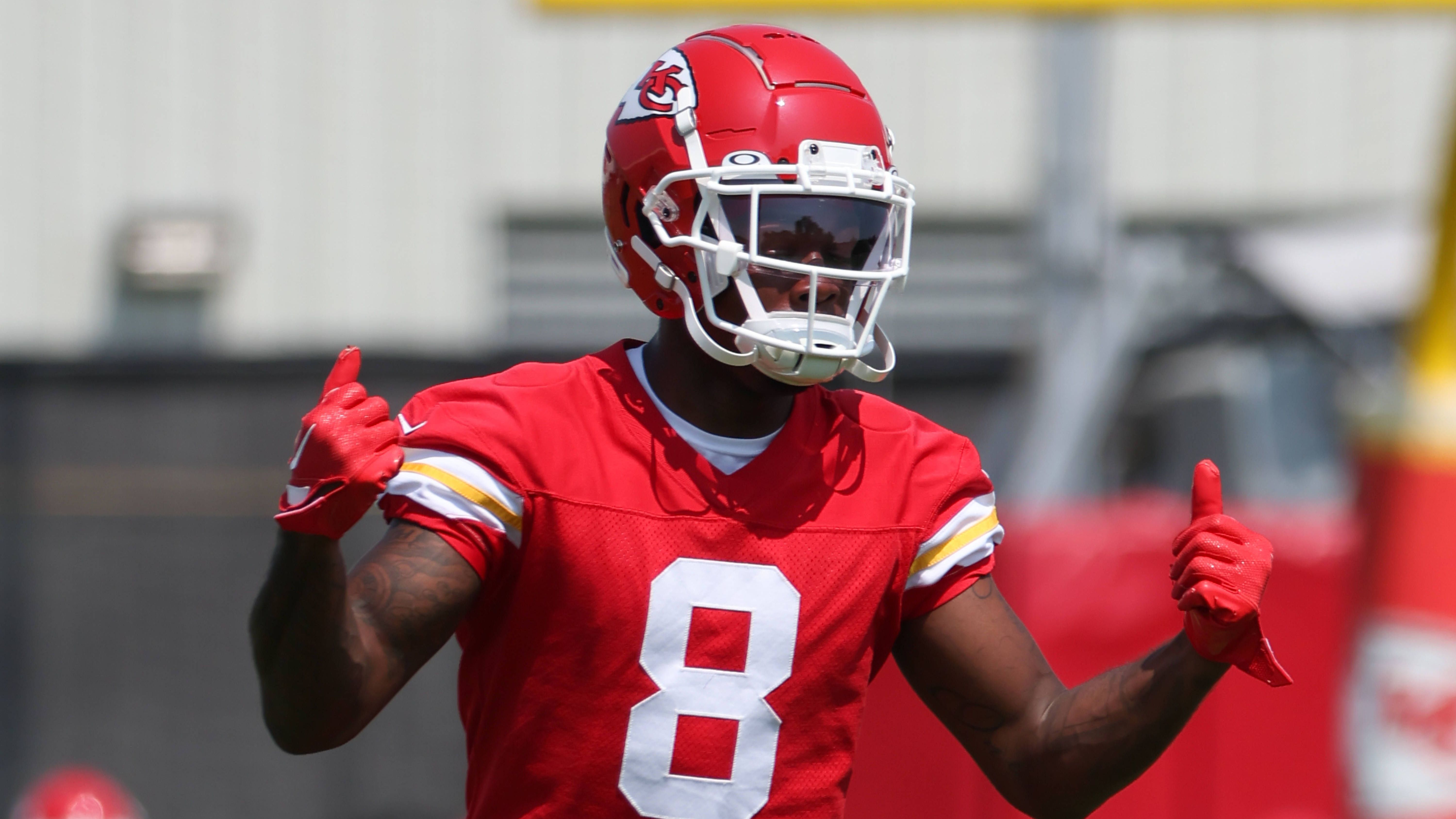 <strong>Justyn Ross (Wide Receiver | Kansas City Chiefs)</strong><br>Dieser Pick wäre bei Fantasy eine Wildcard, aber womöglich eine, die sich lohnt. Ross galt vor zwei Jahren als riesiges Talent, eine Rückenverletzung kostete ihn jedoch fast die Karriere, eine Fußverletzung sein Rookiejahr. Nun ist er fit - und sorgte im Training Camp für einen Mega-Hype. Sogar Mahomes hob ihn explizit hervor.