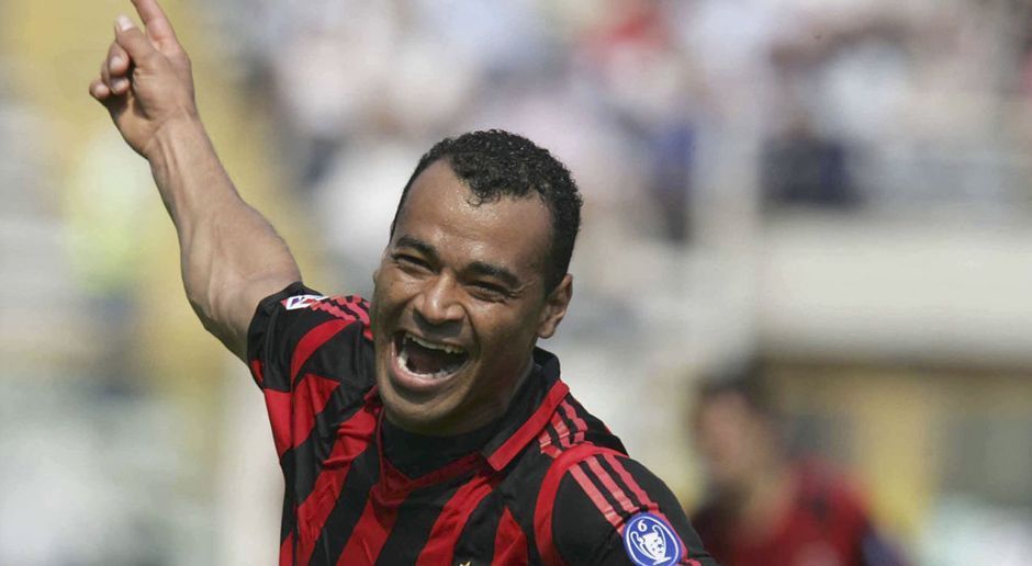 
                <strong>Cafu</strong><br>
                Rechter Verteidiger: Cafu - Spielte von 2003 bis 2008 für Milan. Der Rechtsverteidiger war in diesen fünf Jahren eigentlich nicht aus der Startelf wegzudenken, hatte aber öfter mit Verletzungen zu kämpfen.
              