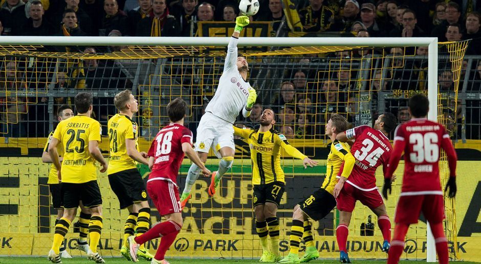 
                <strong>Roman Bürki</strong><br>
                Roman Bürki: Es ist wie so oft für Bürki: Er hat kaum etwas zu tun, und wenn doch etwas aufs Tor kommt, muss er da sein. Wie in Minute 19, als der Schweizer einen Leckie-Kopfball nach Ecke stark pariert. Kurz vor der Pause ist Bürki wieder hellwach und wehrt eine Suttner-Flanke vor dem einschussbereiten Lezcano ab. In Halbzeit zwei hat der Keeper großes Glück: Nach seinem Foul an Lezcano im Sechzehner hätte es Elfmeter für den FCI geben müssen. Das schmälert seine sonst wirklich gute Vorstellung etwas. ran-Note: 2,5
              