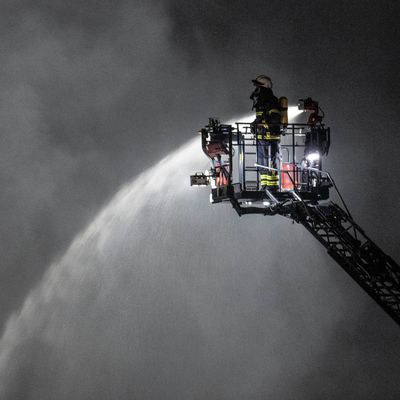 Feuerwehrleute bekämpfen einen Brand in einem Recycling-Betrieb für Batterien in Offenbach.