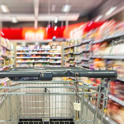 Einkaufswagen in einem Supermarkt