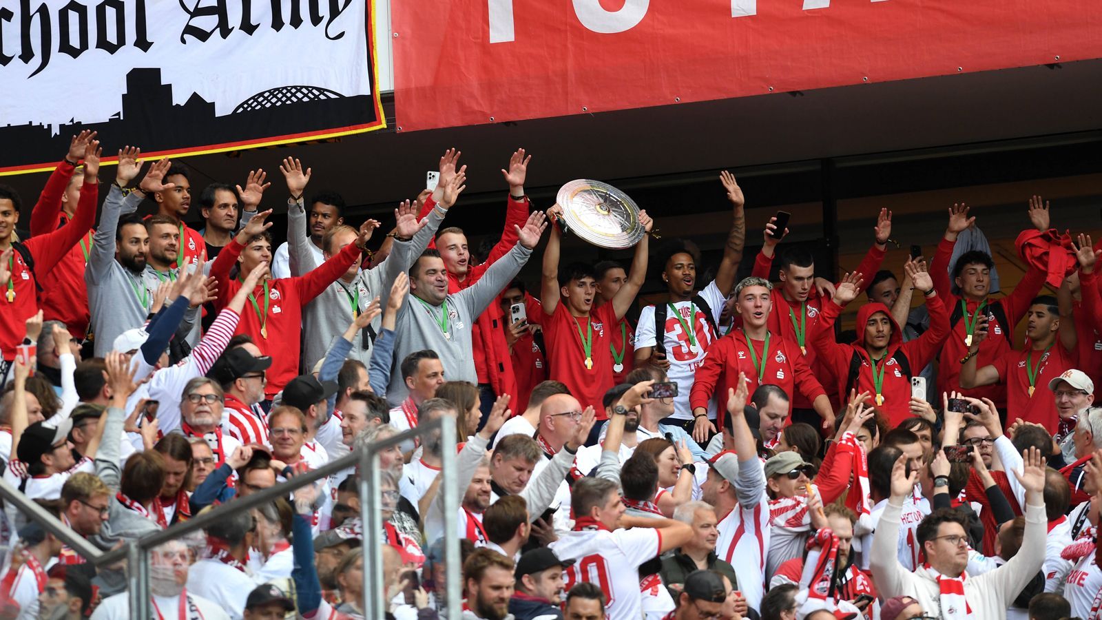 <strong>Doppelter Meister-Jubel</strong><br>Für den 1. FC Köln war der 18. Mai 2025 ein ganz besonderer Tag in der Vereinshistorie. Bereits Stunden vor dem Aufstieg der Profis konnte sich die U19 den deutschen Meistertitel sichern. Die FC-Jungstars feierten während des Kaiserslautern-Spiels der Profis ausgelassen im RheinEnergieSTADION.