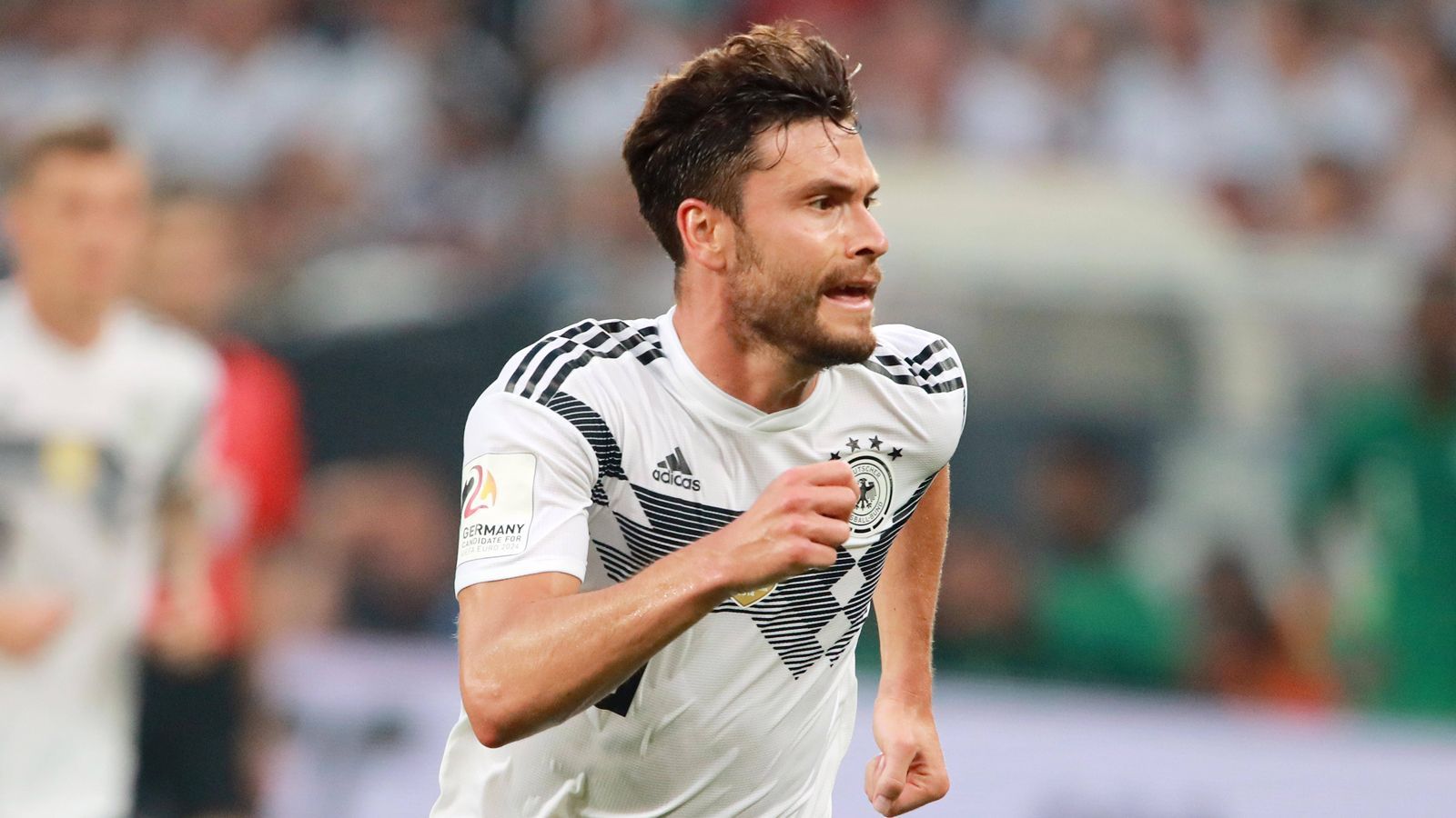 
                <strong>Jonas Hector</strong><br>
                Der Linksverteidiger vom 1. FC Köln fiel für das Mexiko-Spiel kurzfristig wegen einer Grippe aus. Gegen Schweden soll Jonas Hector wieder einsatzbereit sein. Manager Oliver Bierhoff sagt: "Wir gehen davon aus, dass er dabei sein kann, das dürfte nichts Langwieriges sein." Die Rückkehr von Hector wäre eine Bereicherung für das Spiel der deutschen Mannschaft. Sein Vertreter Marvin Plattenhardt war in das Offensivspiel überhaupt nicht eingebunden. Dadurch liefen speziell in der ersten Halbzeit fast alle Angriffe über die rechte Seite. Die Folge: Deutschland war ausrechenbar.
              