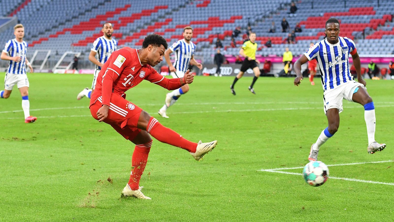 
                <strong>Serge Gnabry</strong><br>
                Sehr beweglich, sehr wuselig, mit einigen guten Szenen und Chancen, stark auch im Eins-gegen-Eins. Bereitet den Treffer zum 1:0 schön vor. Makel: Er kann seine Möglichkeiten nicht nutzen. ran.de-Note: 2
              