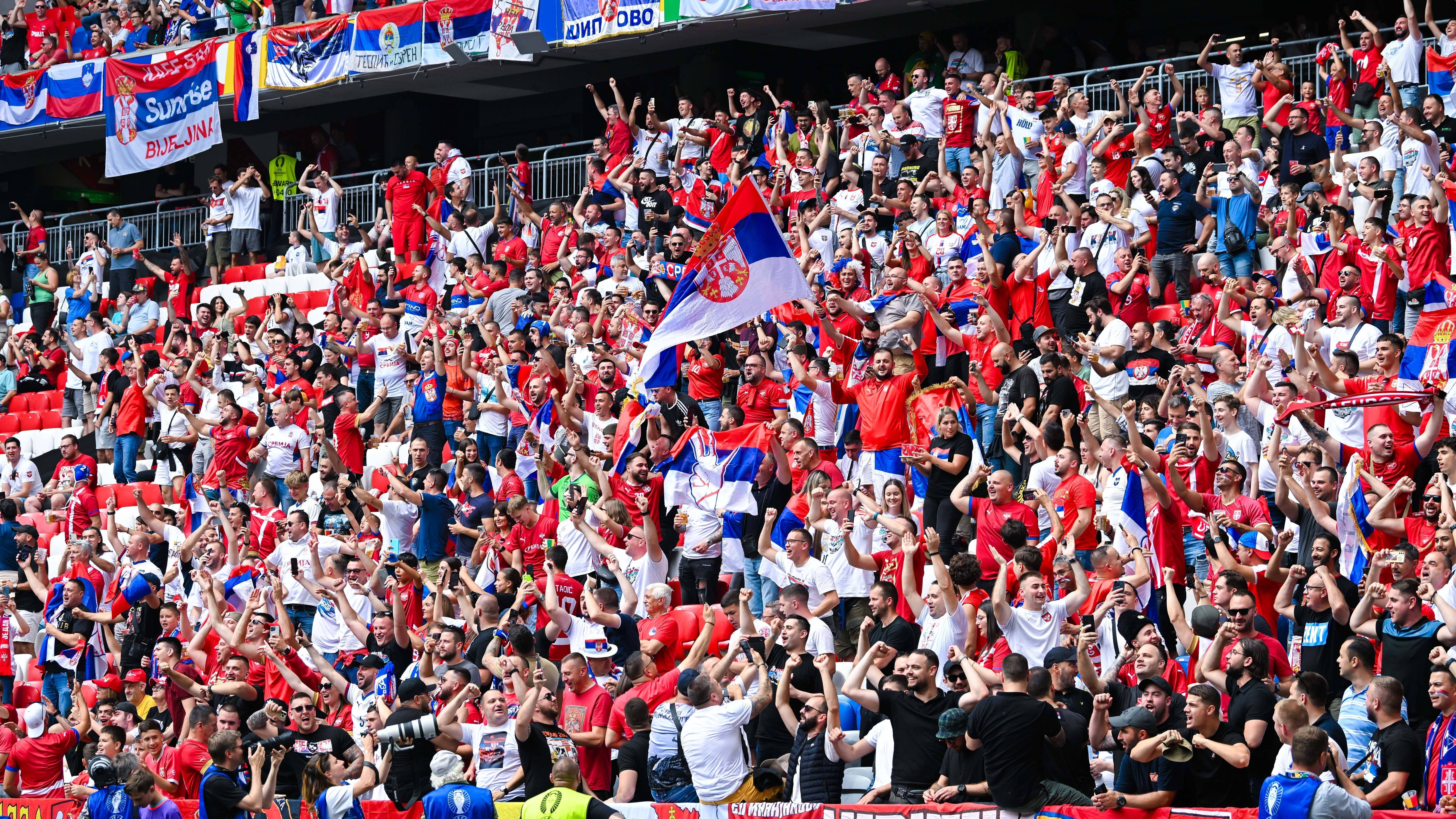 <strong>Serbiens Fans machen Alarm</strong><br>Im Innenraum der Arena liefern die serbischen Fans schon vor Anpfiff mächtigen Support. Nach dem 0:1 gegen England gilt es heute, die Landsleute zum Erfolg zu schreien.
