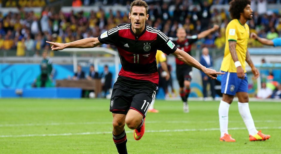 
                <strong>Karriere-Highlights von Miroslav Klose</strong><br>
                Der nächste Eintrag in die Geschichtsbücher: Im denkwürdigen WM-Halbfinale 2014 gegen Brasilien trifft Klose zum zwischenzeitlichen 2:0. Es ist sein 16. Tor bei einer WM-Endrunde. Damit entthront er Ronaldo als erfolgreichsten Torschützen der WM-Geschichte.
              